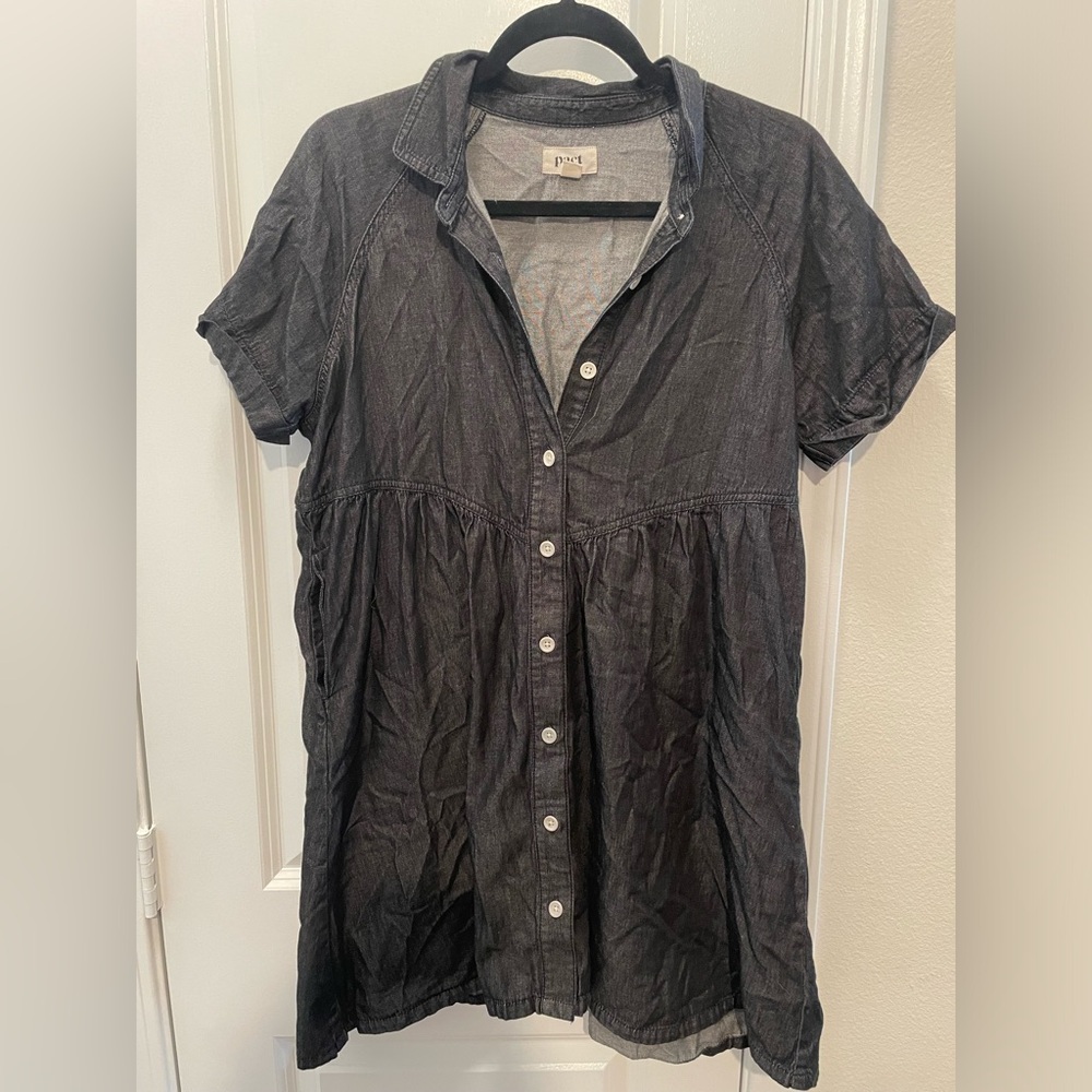 Gray short sleeve dress.